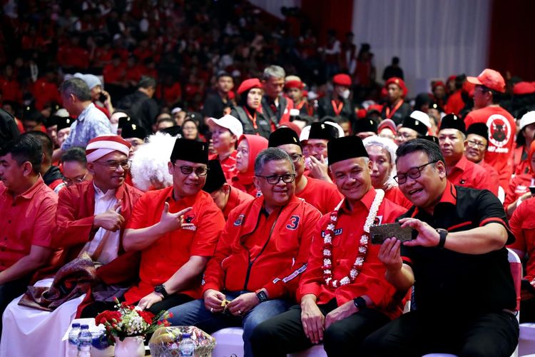 Momen bakal calon presiden (bacapres) PDI-P Ganjar Pranowo diajak foto wefie bersama elite PDI-P, yaitu Ketua DPP PDI-P Eriko Sotarduga (paling kanan), Sekjen PDI-P Hasto Kristiyanto dan Ketua DPP PDI-P Ahmad Basarah, dalam acara konsolidasi PDI-P DKI Jakarta, di Basket Hall Senayan, Jakarta, Minggu (4/6/2023).