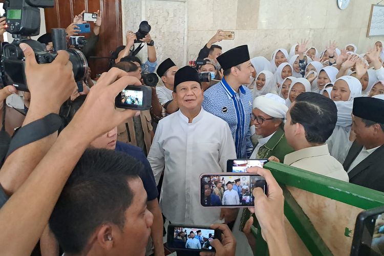 Capres nomor urut 2 Prabowo Subianto terharu mendapat ribuan sambutan santri di Ponpes Miftahul Huda, Tasikmalaya, Jawa Barat, Sabtu (2/12/2023). 
