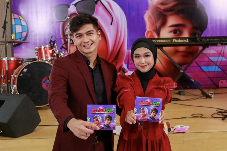  Teuku Ryan dan Ria Ricis saat merilis album Merinding Disko di  KFC Kemang Jakarta Selatan, Selasa (10/10/2023).