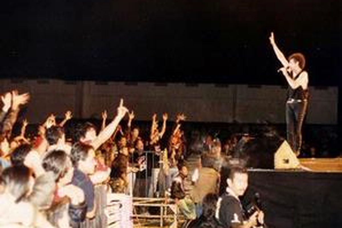 Ahamad Albar dalam pentas Gong 2000 di Cirebon pada 19-12-1992