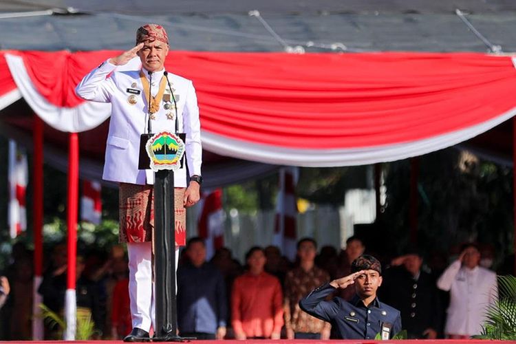 Gubernur Jawa Tengah (Jateng) Ganjar Pranowo menjadi inspektur upacara peringatan Hari Ulang Tahun (HUT) Ke-78 Republik Indonesia (RI), di Lapangan Simpang Lima, Kota Semarang, Kamis (17/8/2023). 