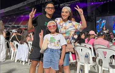 Ashanty bersama dua anaknya, Azriel dan Arsy Hermansyah, menonton konser BLACKPINK di Bangkok, Thailand, pada Mei 2023.