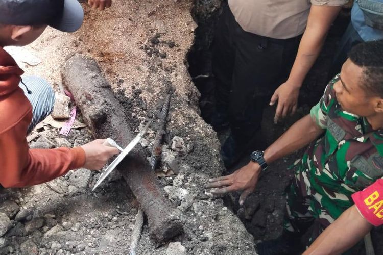 Benda asing yang diduga meriam ditemukan di belakang rumah warga di Sumenep, Jawa Timur, Minggu (15/5/2022). 