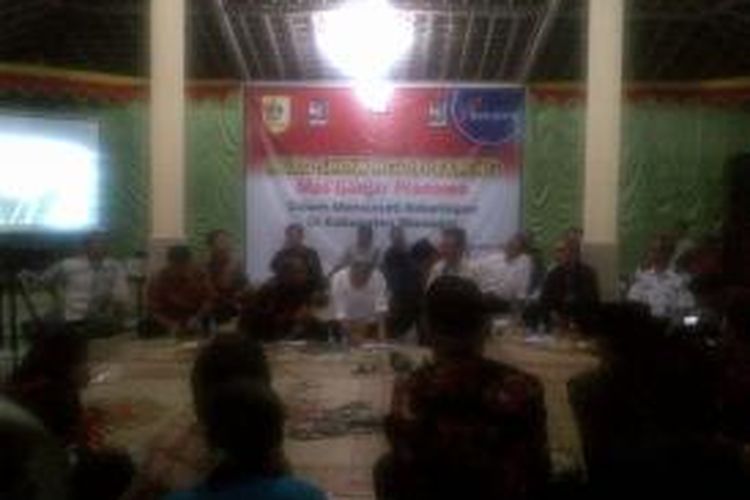 Gubernur Jawa Tengah Ganjar Pranowo berdialog dengan warga Desa Gambir Manis, Kecamatan Pracimantoro, Wonogiri, Rabu (8/5/2015) malam. Desa ini salah satu desa kekeringan di Wonogiri.