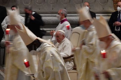 Paus Fransiskus Kutuk Kekejaman Perang Ukraina pada Misa Malam Paskah
