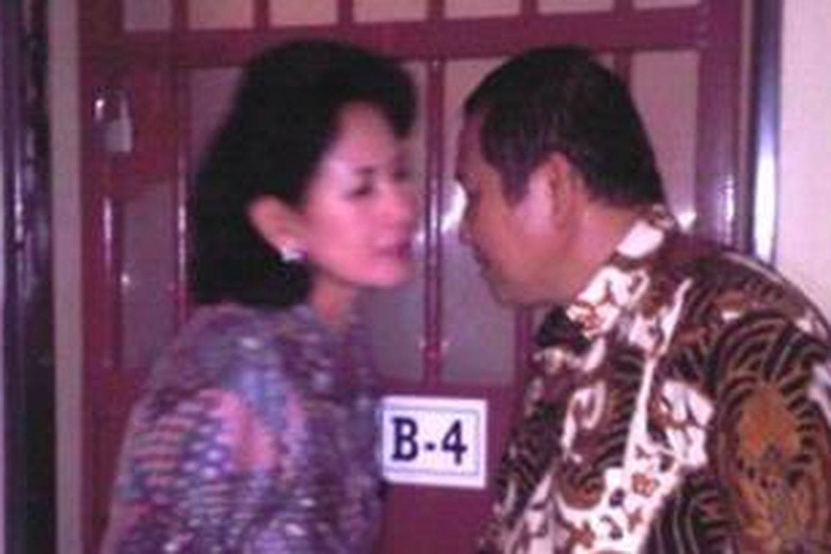 Susno Duadji dan istrinya, Herawati, saat cipika-cipiki di depan sel B-4, kompleks Markas Komando Brigade Mobil Mabes Polri di Kelapa Dua, Depok, Jawa Barat, Selasa (11/5/2010) malam.