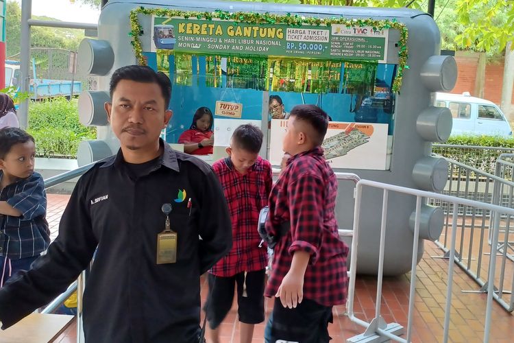 Loket wahana kereta gantung TMII ditutup sementara karena cuaca mendung dan berangin pada Selasa (25/4/2023).