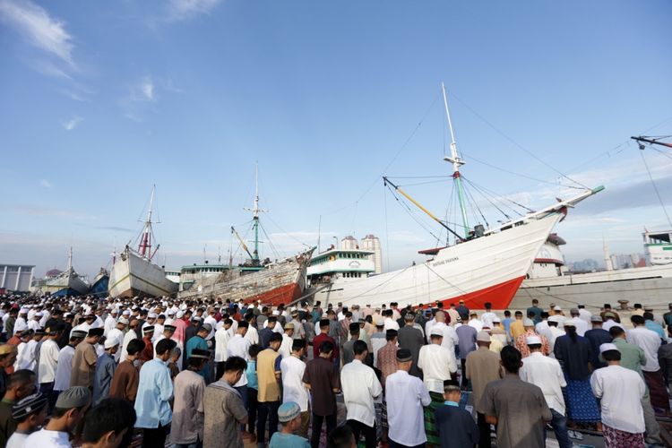 Umat muslim menunaikan Shalat Idul Fitri 1438 Hijriah di Pelabuhan Sunda Kelapa, Minggu (25/6/2017). Pemerintah menetapkan 1 Syawal 1438 Hijriah atau Idul Fitri jatuh pada hari ini.