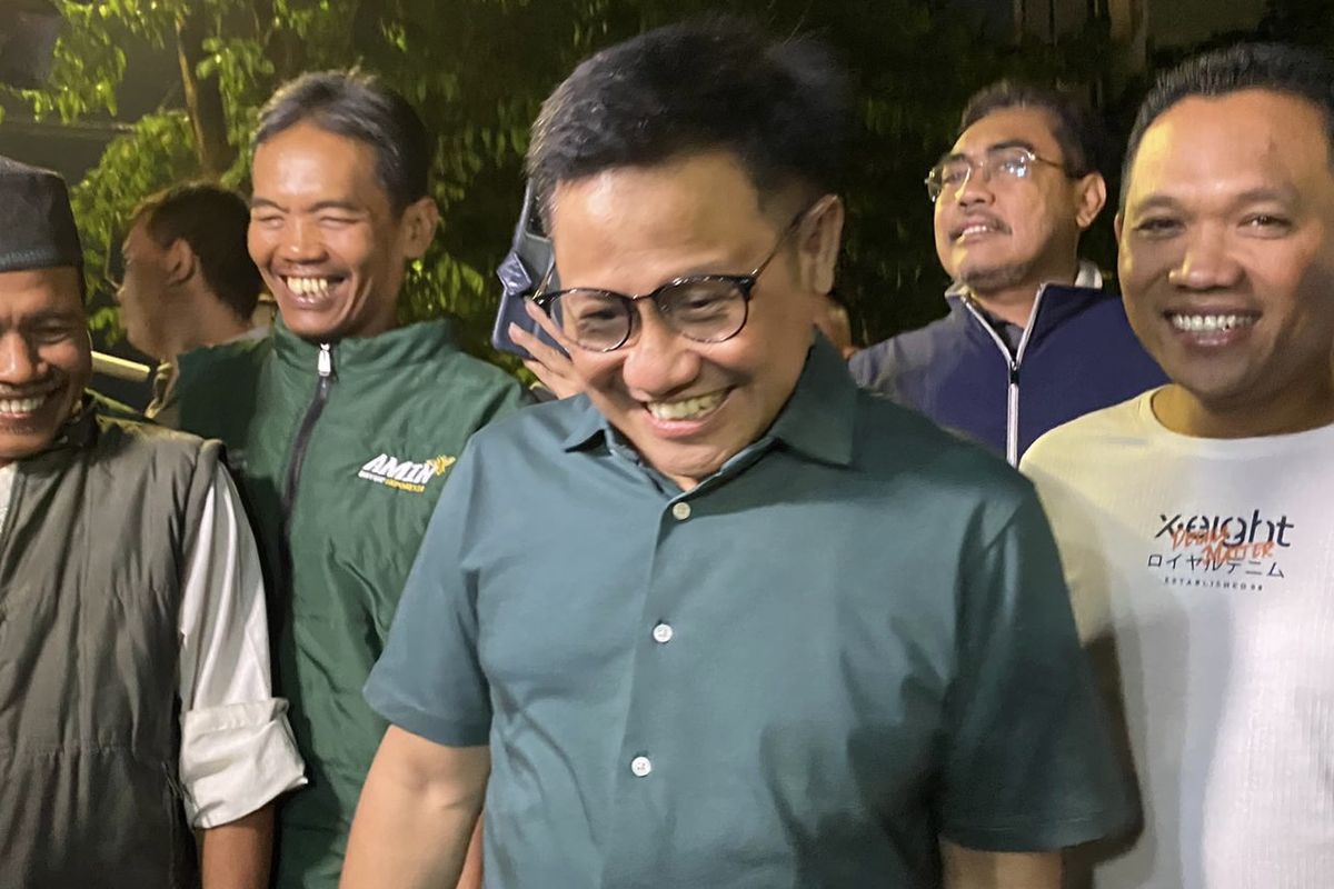 Cak Imin saat berada di sentra kuliner Taman Bungkul Surabaya, Selasa (28/11/2023).