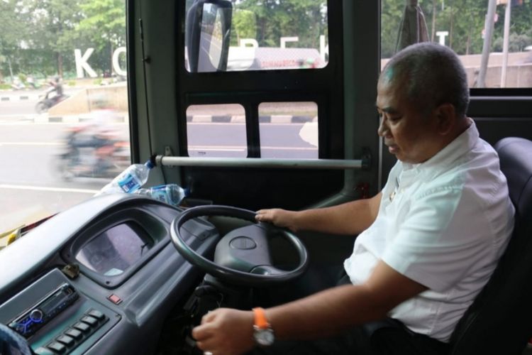 Wali Kota Bekasi Rahmat Effendi saat kemudikan bus pegawai, antar PNS dari Stadion Patriot Candrabhaga ke Kantor Pemkot Bekasi untuk ikuti apel pagi, Kamis (3/1/2019).