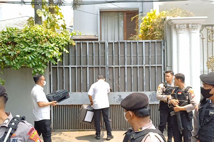 Penyidik dari Direktorat Reserse Kriminal Khusus (Ditreskrimsus) Polda Metro Jaya akhirnya bisa masuk ke dalam rumah yang diduga milik Ketua Komisi Pemberantasan Korupsi (KPK) Firli Bahuri di Jalan Kertanegara, Kebayoran Baru, Jakarta Selatan, Kamis (26/10/2023).