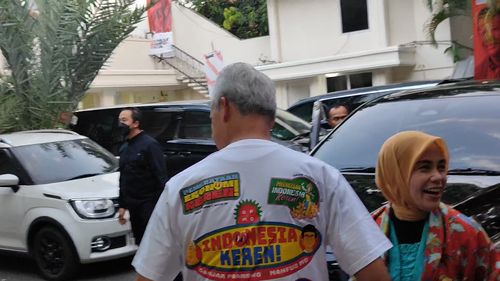 Pakai Kaos Bertuliskan "Indonesia Keren", Ganjar Dampingi Mahfud Debat Cawapres