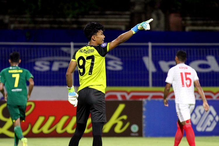 Penjaga gawang PSM Makassar Hilman Syah saat pertandingan pekan 19 Liga 1 2021-2022 melawan Persebaya Surabaya yang berakhir dengan skor 2-1 di Stadion I Gusti Ngurah Rai Denpasar, Jumat (14/1/2021) malam.