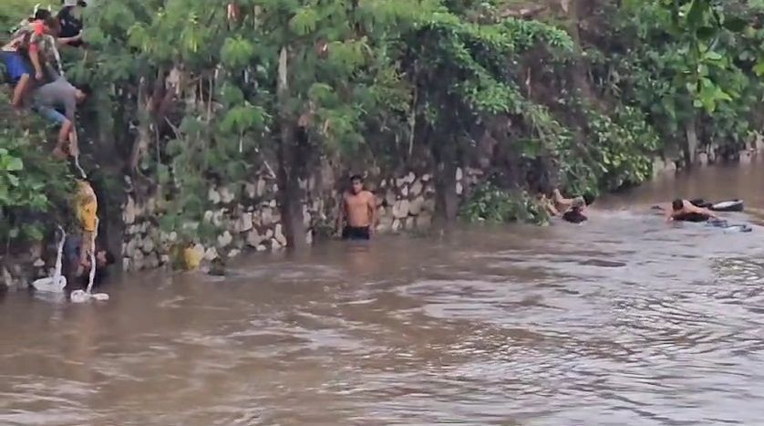 Pikap Pembawa Satu Keluarga Terjun ke Sungai, Sopir Coba Selamatkan Istri dan Anaknya Saat Arus Deras