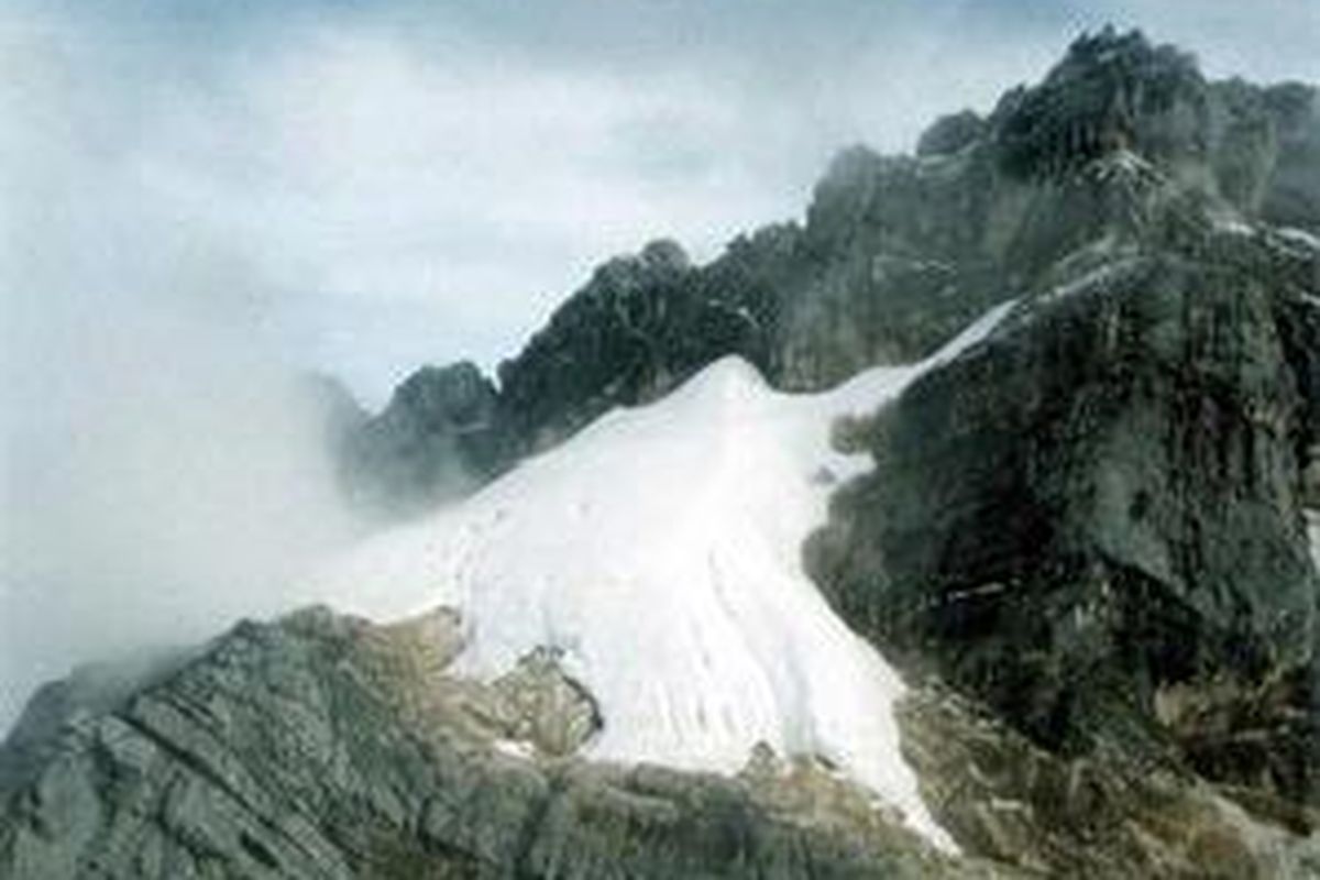Salju abadi yang ada di puncak Carstenz pegunungan Jaya Wijaya, Papua.