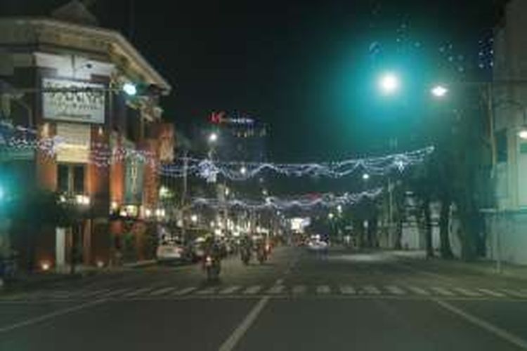 Suasana malam di kawasan Tunjungan, Surabaya.