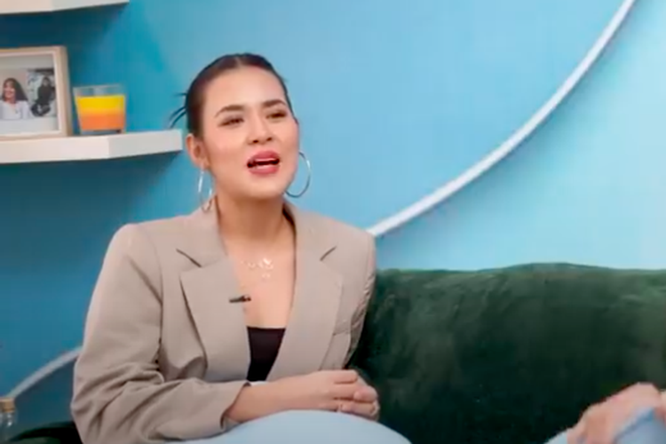 Penyanyi Raisa saat mengenang masa SMA bersama Enzy Storia