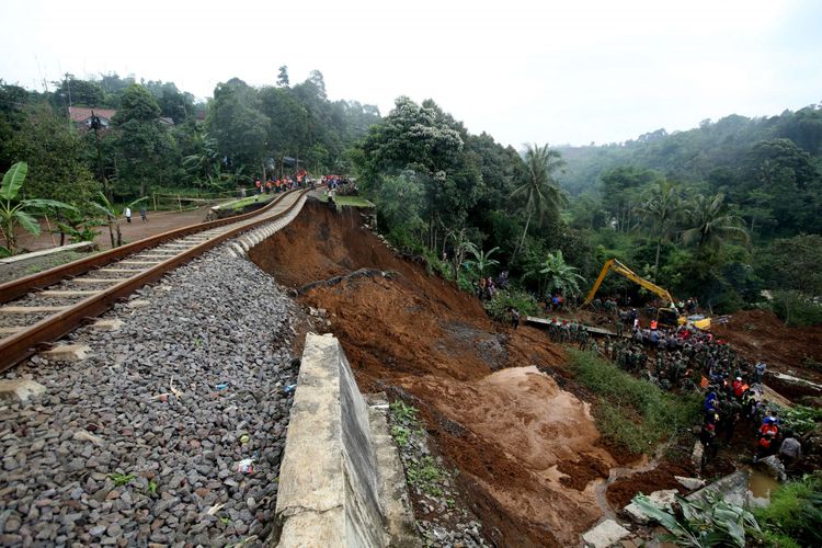 Jalur kereta api Bogor - Sukabumi putus akibat  longsor di Kampung Maseng, Desa Warung Menteng, Kecamatan Cijeruk, Kabupaten Bogor, Selasa (6/2/2018). Longsor ini mengakibatkan tiga rumah warga rusak, jalur kereta api Bogor-Sukabumi putus, dan lima orang meniggal dunia.