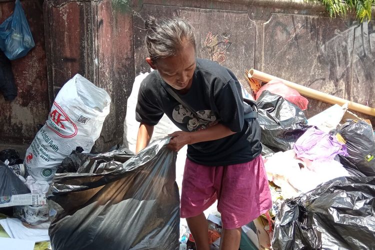Suhartini saat memulung sampah di Depo Sampah Brigjen Katamso,Senin (23/8/2021)