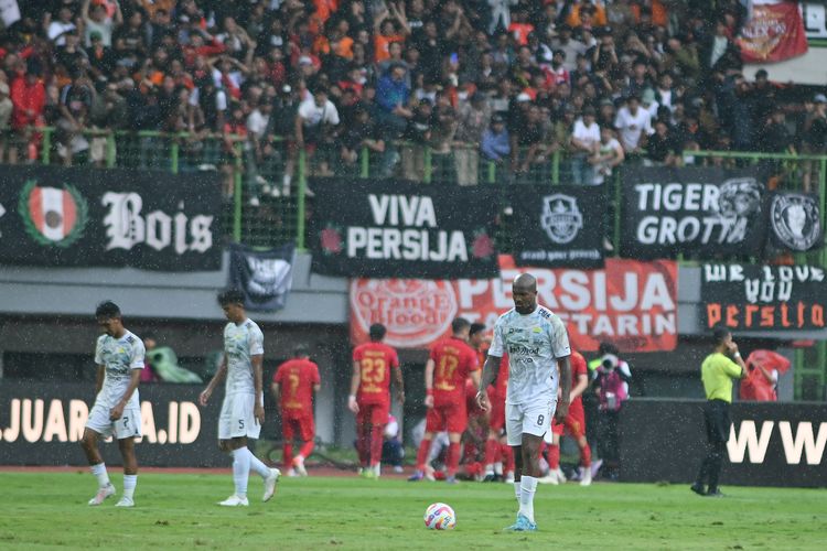 Persib Bandung sempat dibuat tertinggal 0-2 di babak pertama oleh Persija Jakarta dalam pertandingan pekan ke-23 Liga 1 2024-2025, Minggu (16/2/2025) di Stadion Patriot Candrabhaga, Kota Bekasi. 