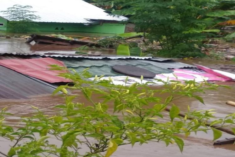 Sejumlah wilayah di Kota Bima dekepung banjir bandang, Senin (6/12/2021). Terjangan banjir bandang mengakibatkan rumah-rumah warga disejumlah Kelurahan terendam.