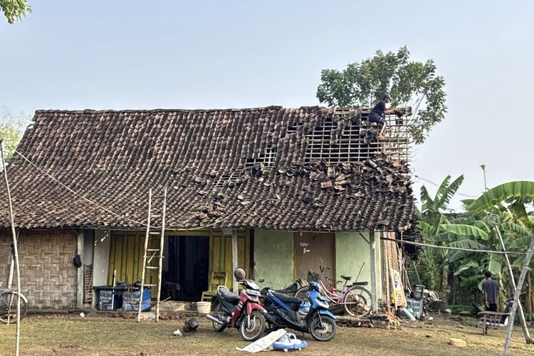 Hujan Deras dan Angin Kencang di Ngawi, 14 Rumah Rusak, Akses 8  Jalan Tertutup