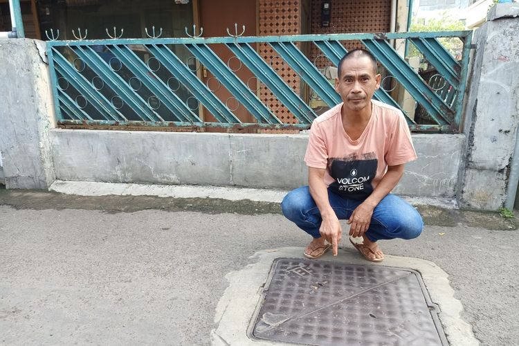 Uha (42), warga Jalan H Syahroni, Kelurahan Cikutra, Kecamatan Cibeunying Kidul, Kota Bandung mendadak ramai diperbincangkan di media sosial setelah video dirinya yang masuk ke dalam gorong-gorong yang dipenuhi air kotor viral di media sosial Twitter dan Instagram. Kini Uha mendapat julukan manusia gorong-gorong.