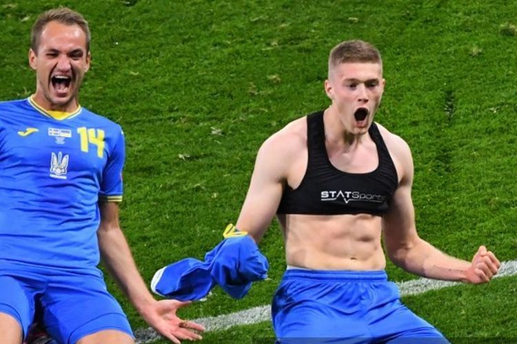 Penyerang Ukraina, Artem Dovbyk (kanan), merayakan gol kemenangan yang ia cetak dalam pertandingan babak 16 besar Euro 2020 menghadapi Swedia di Stadion Hampden Park, Glasgow, pada Rabu (30/6/2021) dini hari WIB. (Foto oleh ANDY BUCHANAN/POOL /AFP)