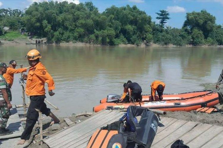 Tim SAR saat melakukan pencarian balita yang tercebur di Sungai Bengawan Solo, Deda Sranak, Kecamatan Kalitidu, Bojonegoro, Selasa (10/1/2023).  
