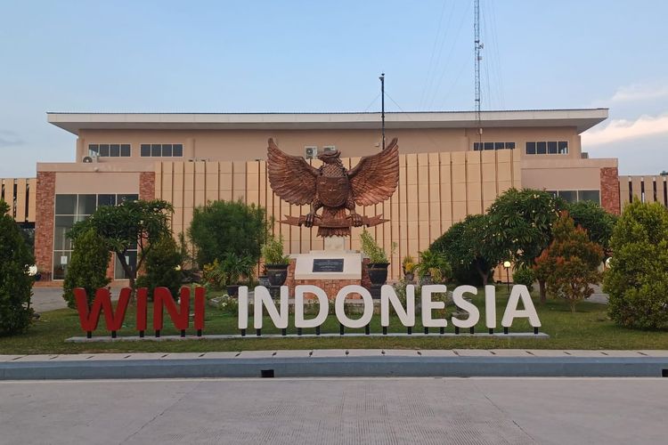 Pos Lintas Batas Negara (PLBN) Wini, Nusa Tenggara Timur. Terdapat tulisan WINI INDONESIA berwarna merah dan putih serta patung garuda di belakangnya. Foto diambil Kamis (16/11/2023).