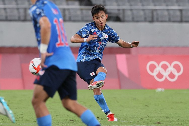 Penyerang timnas Jepang Takefuso Kubo beraksi pada laga pertama fase grup sepak bola putra Olimpiade Tokyo 2020 kontra Afrika Selatan di Stadion Tokyo, Kamis (22/7/2021) malam WIB.