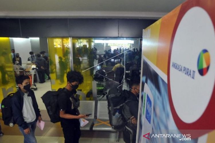 Sejumlah penumpang pesawat udara mengantre mengikuti swab test setibanya di Bandara Internasional Minangkabau (BIM), Padangpariaman, Sumatera Barat, Kamis (11/6/2020) 