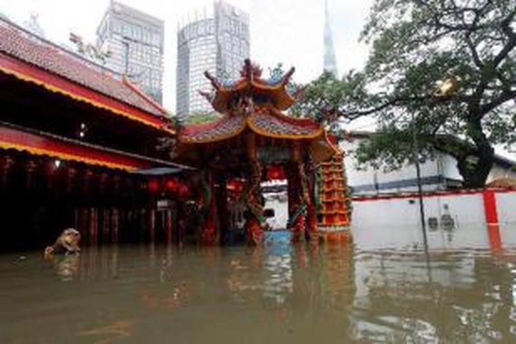 Banjir merendam Vihara Amurva Bhumi Hok Tek Tjeng Sin, Karet Semanggi, Jakarta Selatan, Rabu (29/1/2014). Hujan deras yang mengguyur Jakarta semalam mengakibatkan sejumlah wilayah di Jakarta terendam banjir.