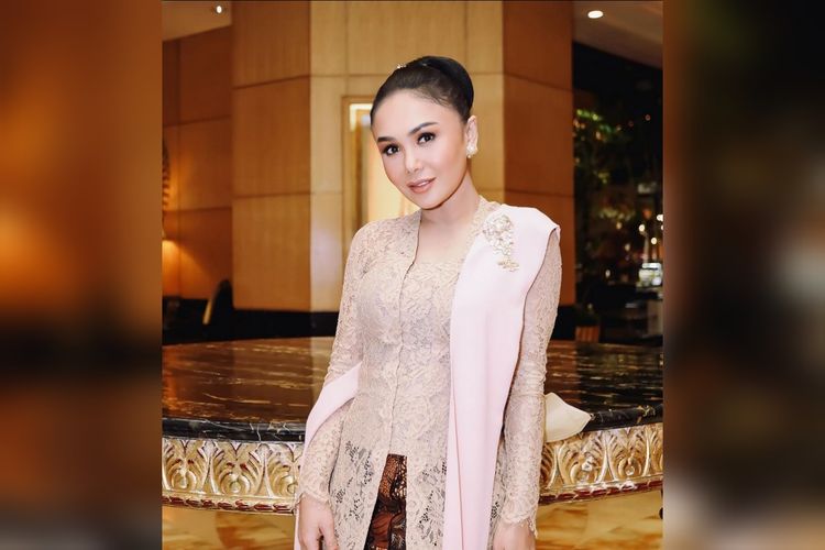 Yuni Shara termasuk penyanyi Indonesia yang kerap mengenakan kebaya