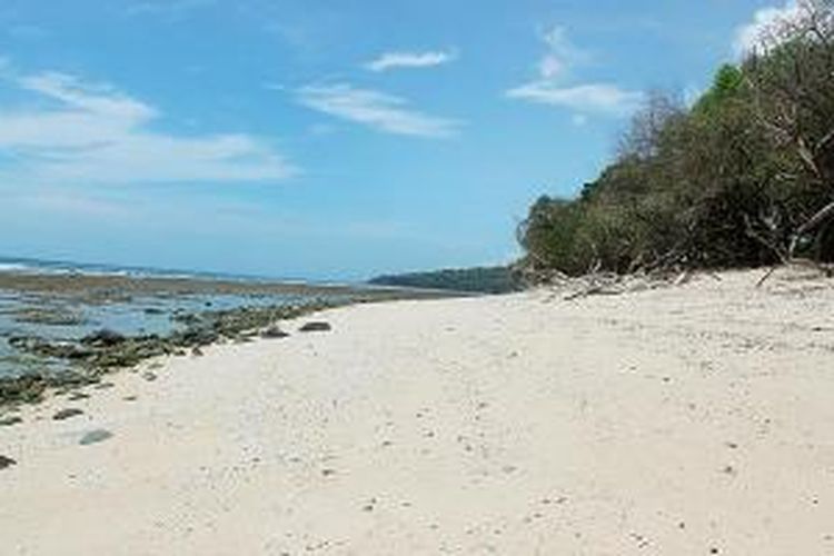 Pantai Doreng dengan pasir putih yang belum mendapat perhatian dari Pemerintah Daerah Sikka, Nusa Tenggara Timur.