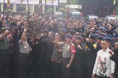 Semangat Jokowi Digendong Personel Brimob