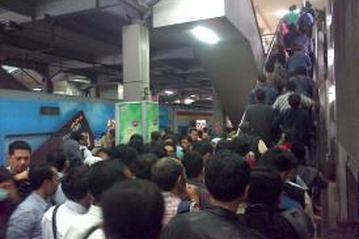 Ratusan penumpang memadati eskalator stasiun Sudirman, Jakarta, Senin, (19/1/2015)