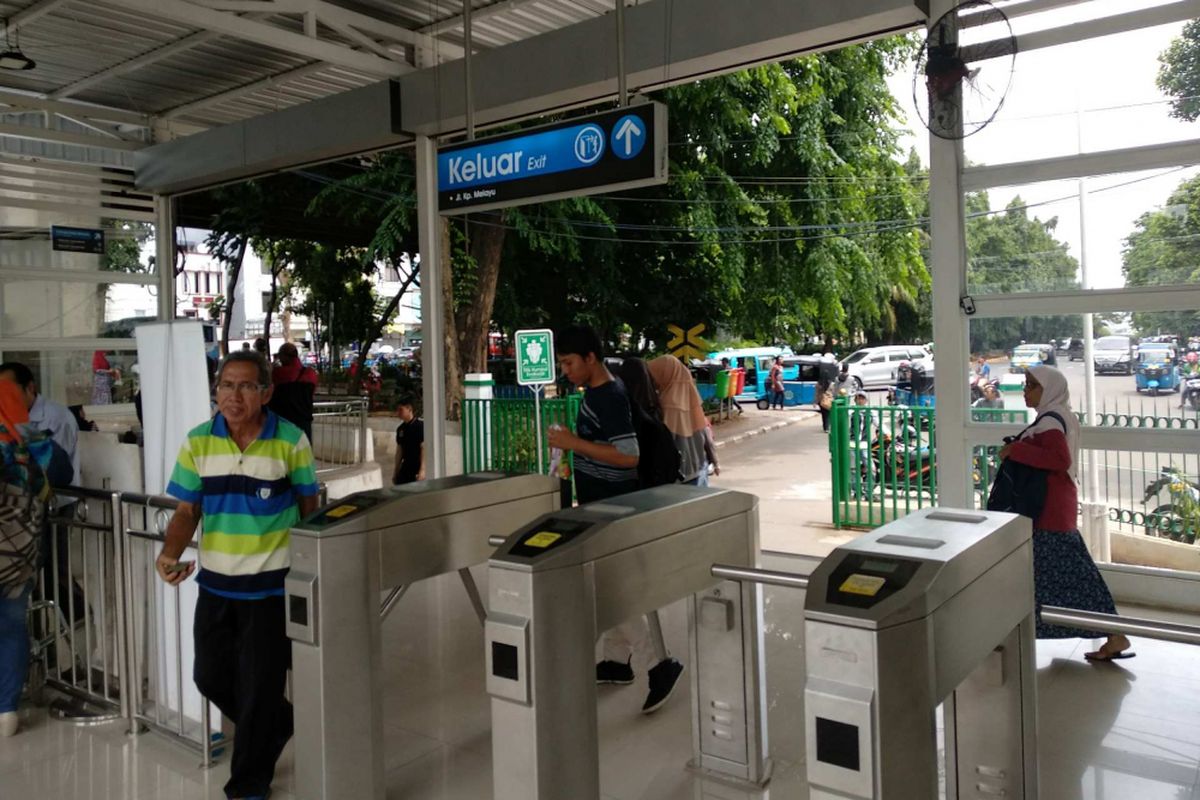 Hall Stasiun Tebet yang menghadap Jalan KH Abdullah Syafei arah Kampung Melayu telah beroperasi, Selasa (5/12/2017).