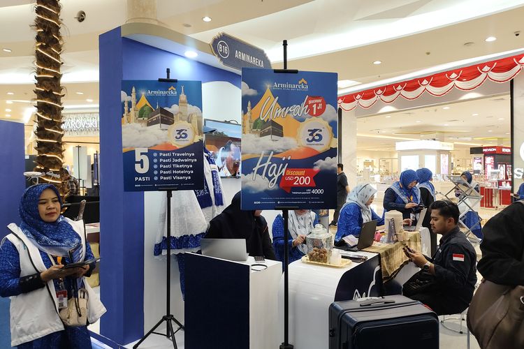Suasana pameran perjalanan Garuda Indonesia Umrah Festival 2025 di mal Kota Kasablanka, Jakarta, Jumat (28/8/2025). 