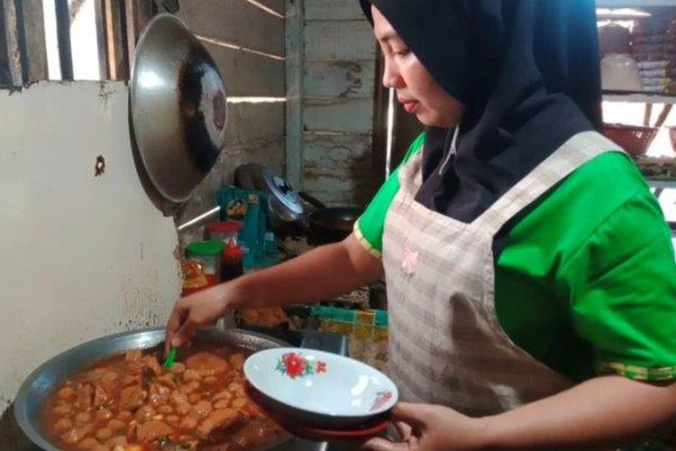 Yuslinawati (36) membuat bakso tumis. 