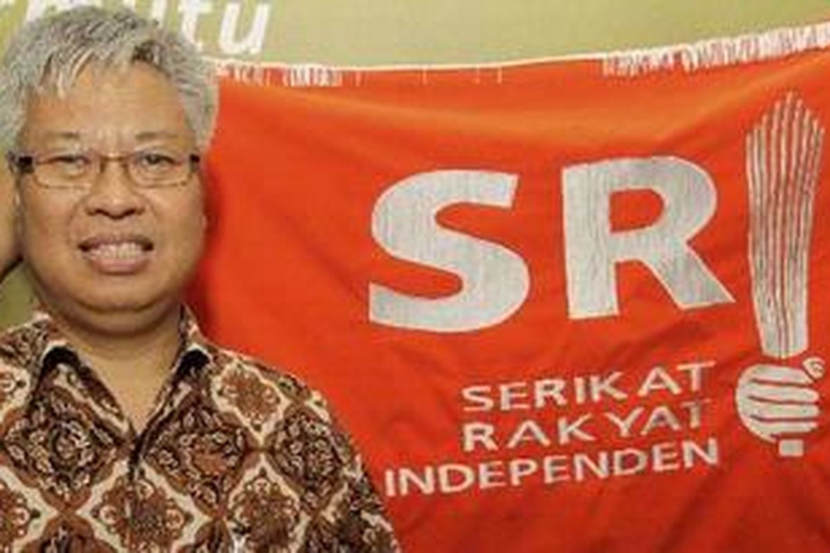 Ketua Umum Partai SRI (Serikat Rakyat Independen), Daminaus Taufan, berpose disela-sela wawancara saat ditemui di Kompas.com di Sekretariat Partai SRI jalan Latuharhari, Jakarta, Senin (4/8/2011). Partai SRI didirikan di Jakarta pada 2 Mei 2011 oleh sejumlah orang yang bersimpati kepada Sri Mulyani Indrawati, dan mengusung Sri Mulyani Indrawati untuk calon presiden 2014. 