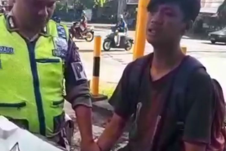 Seorang remaja pura-pura kesurupan saat ditilang polisi.