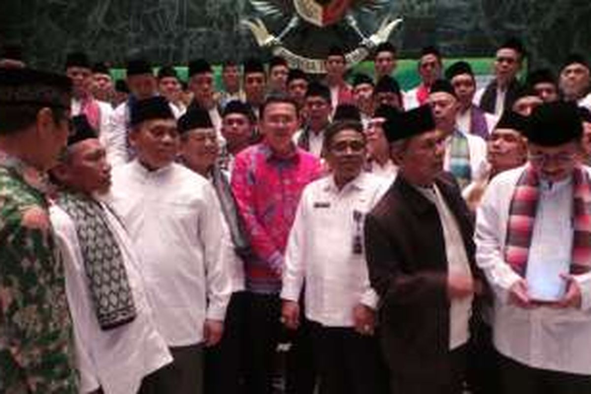 Gubernur DKI Jakarta Basuki Tjahaja Purnama (pakai batik merah) bersama Plt Gubernur DKI Jakarta Sumarsono saat melepas keberangkatan marbut masjid untuk umrah, di Balai Kota DKI Jakarta, Kamis (27/10/2016).