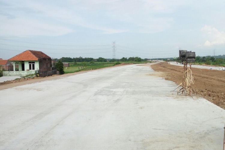 PT Transmarga Jatim Pasuruan terus melakukan percepatan pembangunan kontruksi jalan yang sebelumnya terkendala pembebasan lahan di Dusun Kepuhrejo Desa Gununggangsir Kec. Beji Kab. Pasuruan pada ruas tol Gempol-Pasuruan