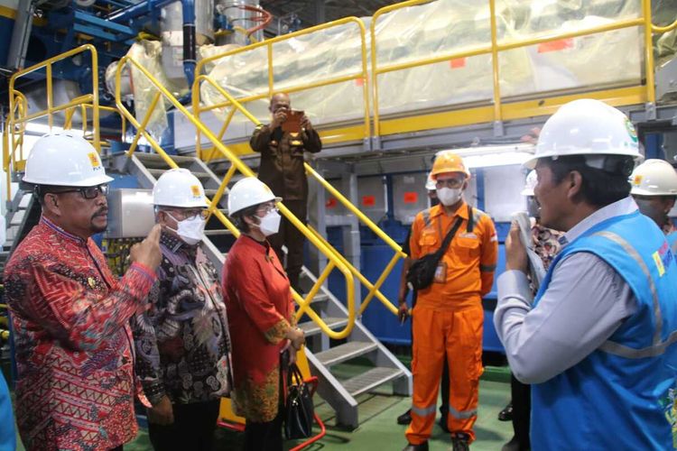 Gubernur Maluku, Murad Ismail saat meresmikan pengoperasian kapal pembangkit listrik Barge Mounted Power Plant (BMPP) Nusantara 1 di Desa Waai, Kecamatan Salahutu, Pulau Ambon, Kamis (14/4/2022)