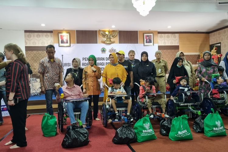 Siti Atikoh Ganjar Pranowo menyalurkan bantuan kursi roda di Kantor Dinas Sosial Jawa Tengah, Senin (24/8/2023).