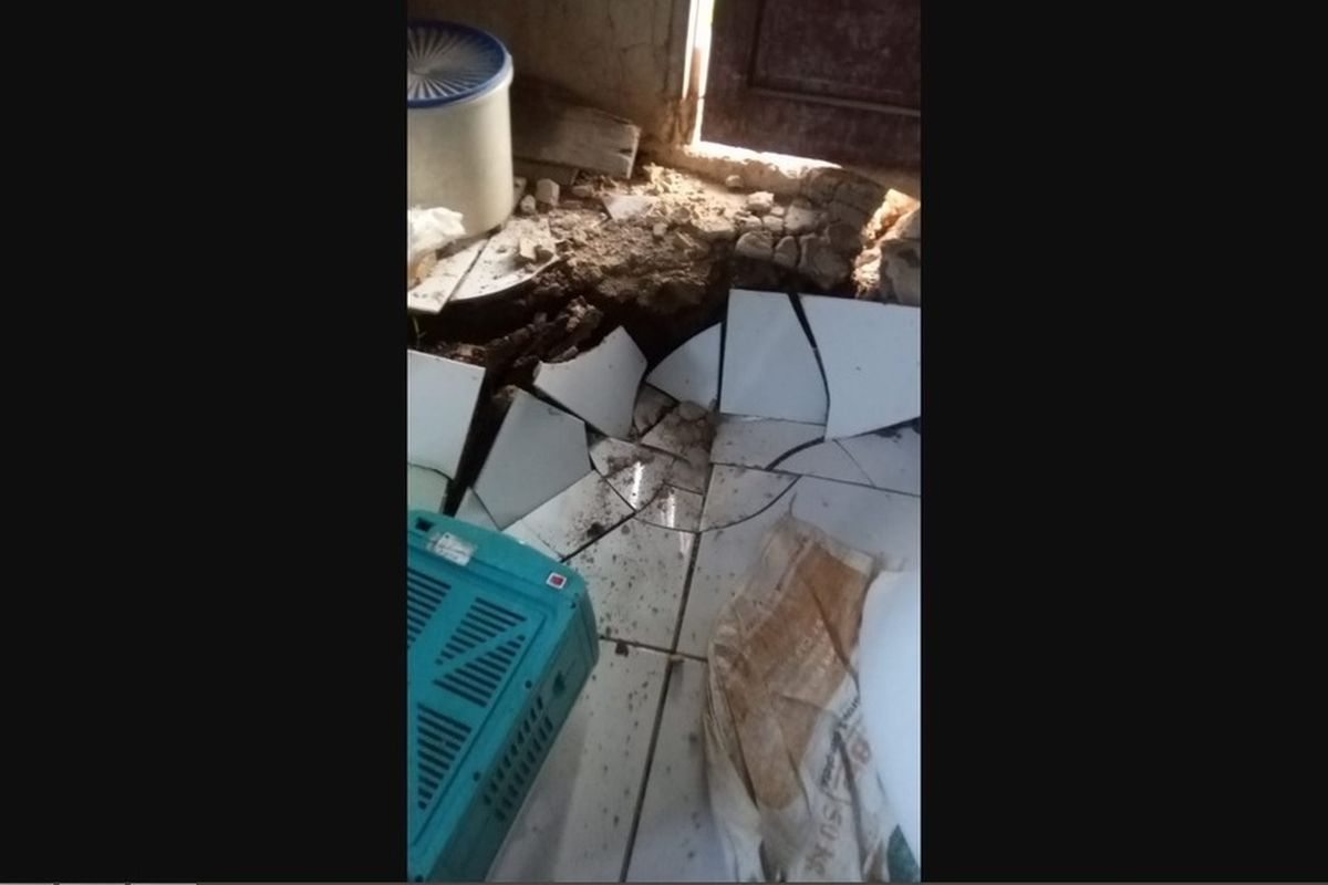 Dampak hujan deras yang menyebabkan tanah bergeser di wilayah Kabupaten Cianjur, Jawa Barat, Jumat (22/11/2024) dini hari. Puluhan rumah rusak dan warga mengungsi.