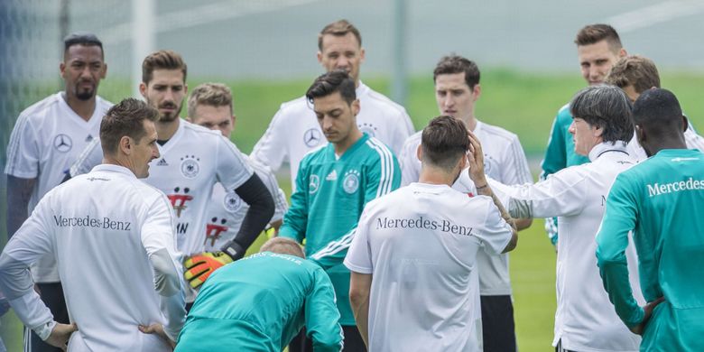 Suasana latihan tim nasional Jerman yang dipimpin pelatih kepala, Joachim Loew di CSKA Sport Bas, Vatutinki, Rabu (13/6/201). Timnas Jerman akan menghadapi Meksiko pada laga perdananya di Piala Dunia 2018 pada 17/6/2018.