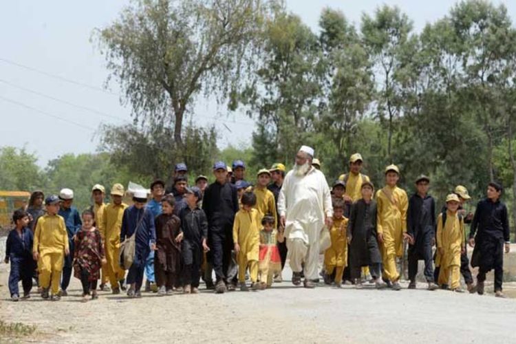 Gulzar Khan (57) bersama sebagian dari anak-anaknya.