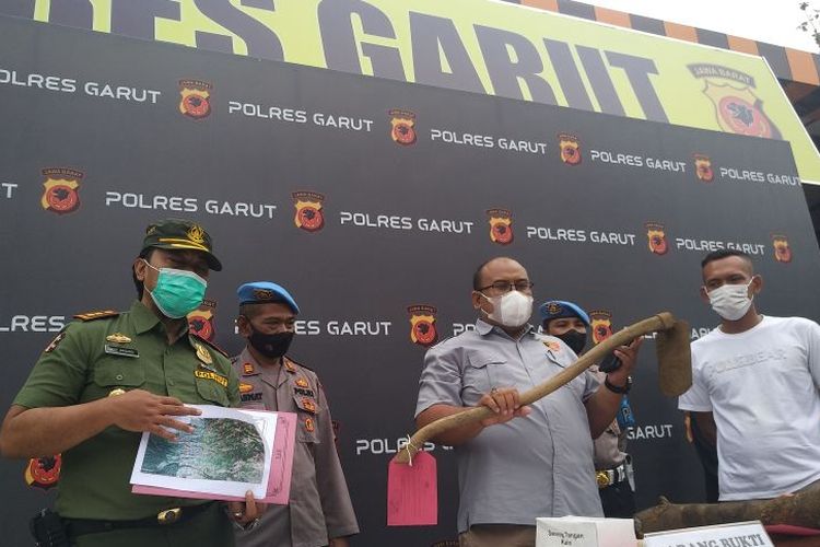Polisi menunjukkan barang bukti kasus dugaan alih fungsi lahan hutan di Gunung Papandayan, Kecamatan Sukaresmi, di Markas Polres Garut, Jawa Barat, Selasa (7/12/2021). 